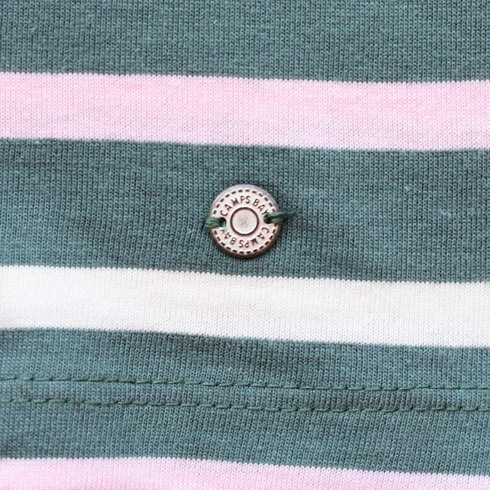 Weibliches Model mit CAMPS BAY Top in Balsam Green-Cradle Pink