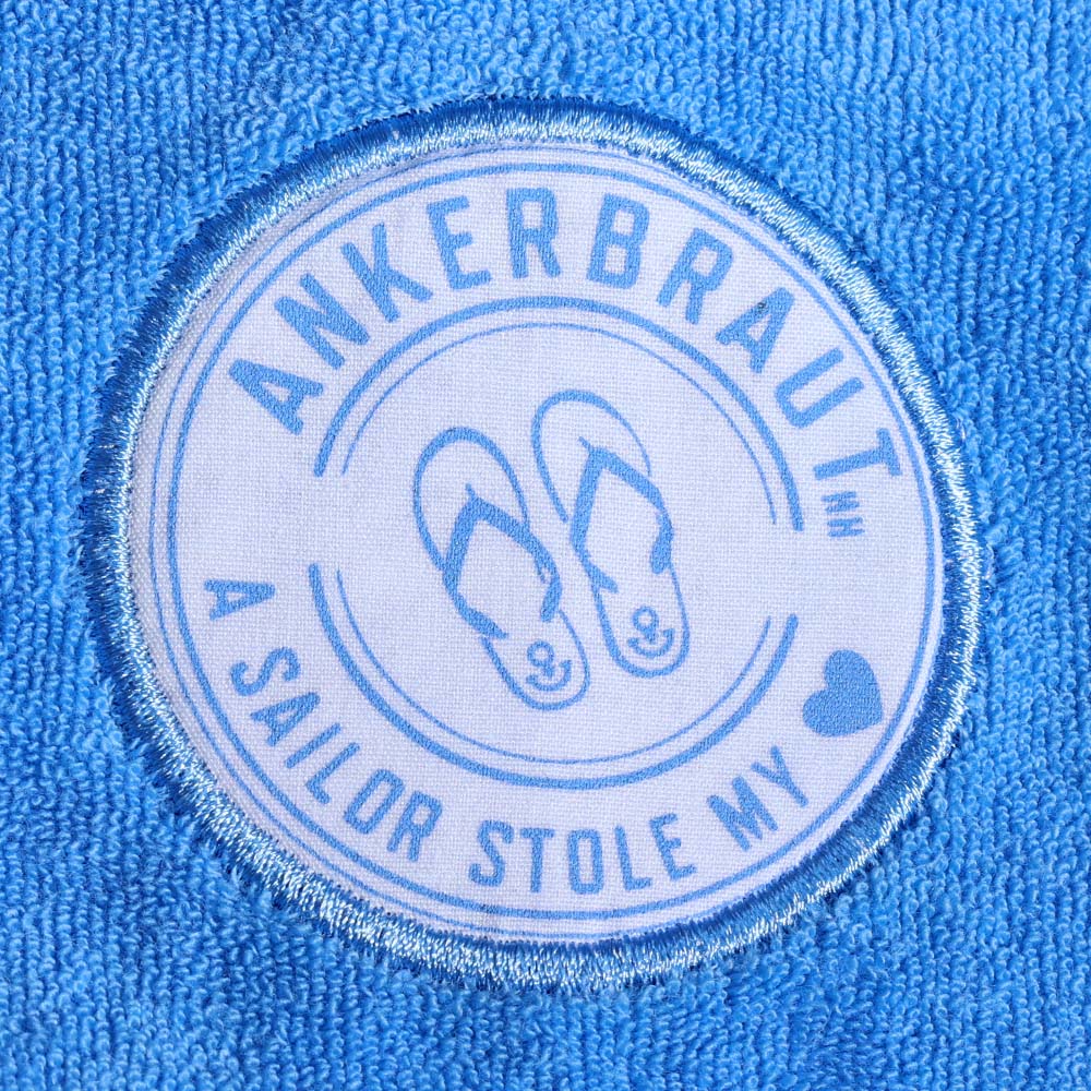 ANKERBRAUT Frottee-Hoodie "Warum auf später warten?" Weibliches Model mit ANKERBRAUT Frottee-Hoodie in Provance