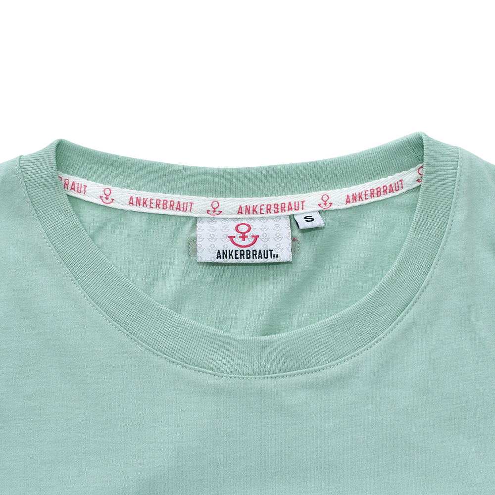 Weibliches Model mit ANKERBRAUT Shirt in Harbour Grey