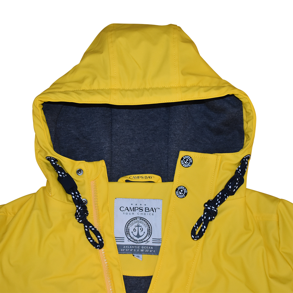 Männliches Model mit CAMPS BAY Wetterjacke in Lemon Chrome