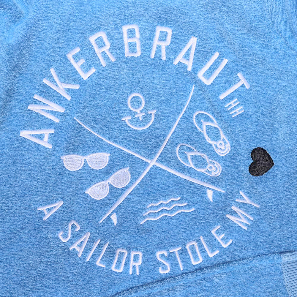 ANKERBRAUT Frottee-Hoodie "Warum auf später warten?" Weibliches Model mit ANKERBRAUT Frottee-Hoodie in Provance