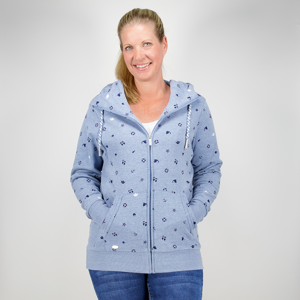 Weibliches Model mit CAMPS BAY Sweatjacke in Windward Blue