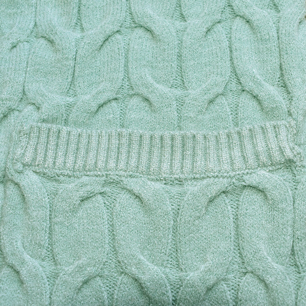 Weibliches Model mit CAMPS BAY Strickjacke in Harbour Grey