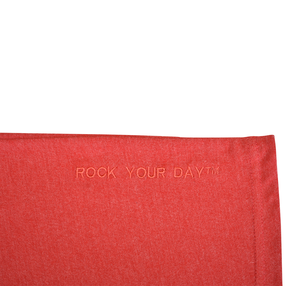 Weibliches Model mit Rock Your Day Jerseyrock in Mars Red Melange