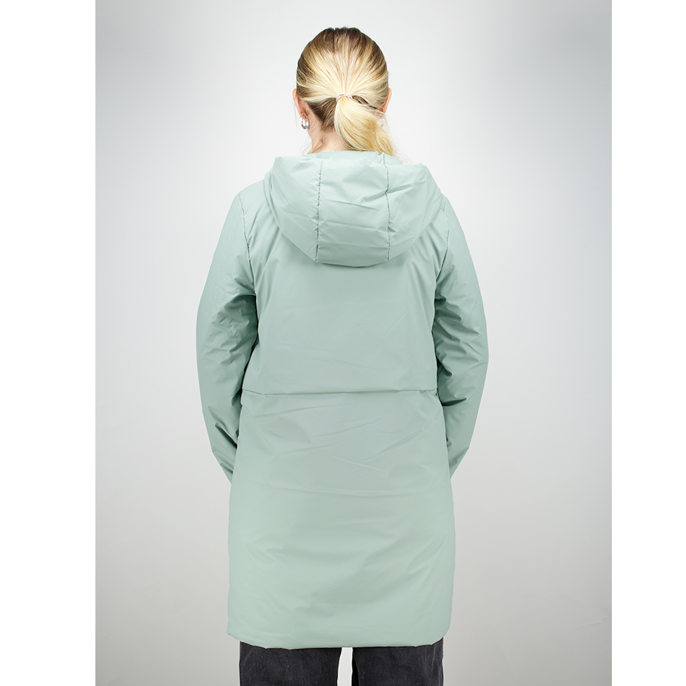 Weibliches Model mit ANKERBRAUT Wetter-Longjacke in Scandi Green