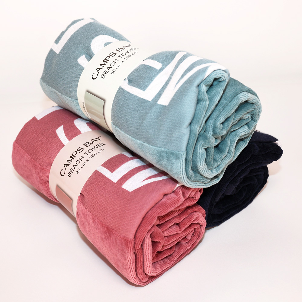 Weibliches Model mit CAMPS BAY Badelaken in Night Sky