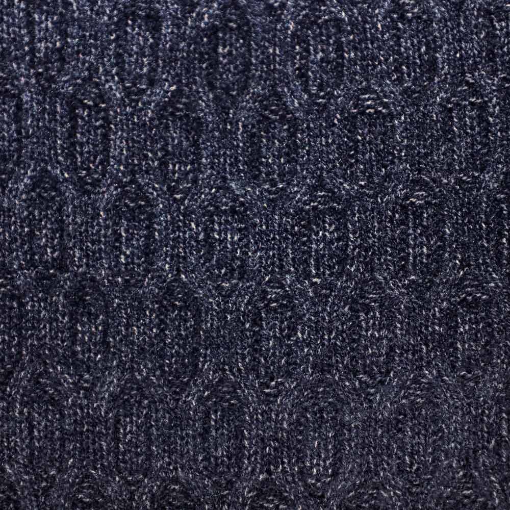 Weibliches Model mit CAMPS BAY Strickpullover in Night Sky Melange