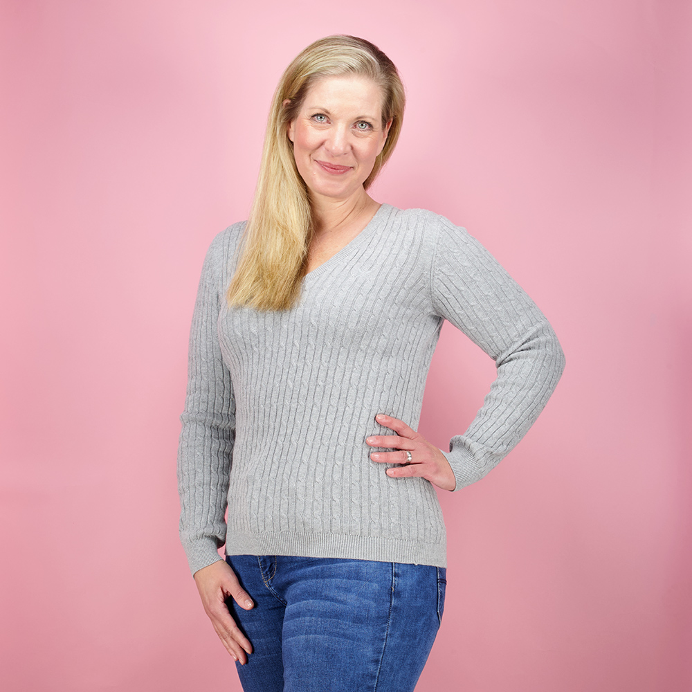 Weibliches Model mit CAMPS BAY Pullover in Grey