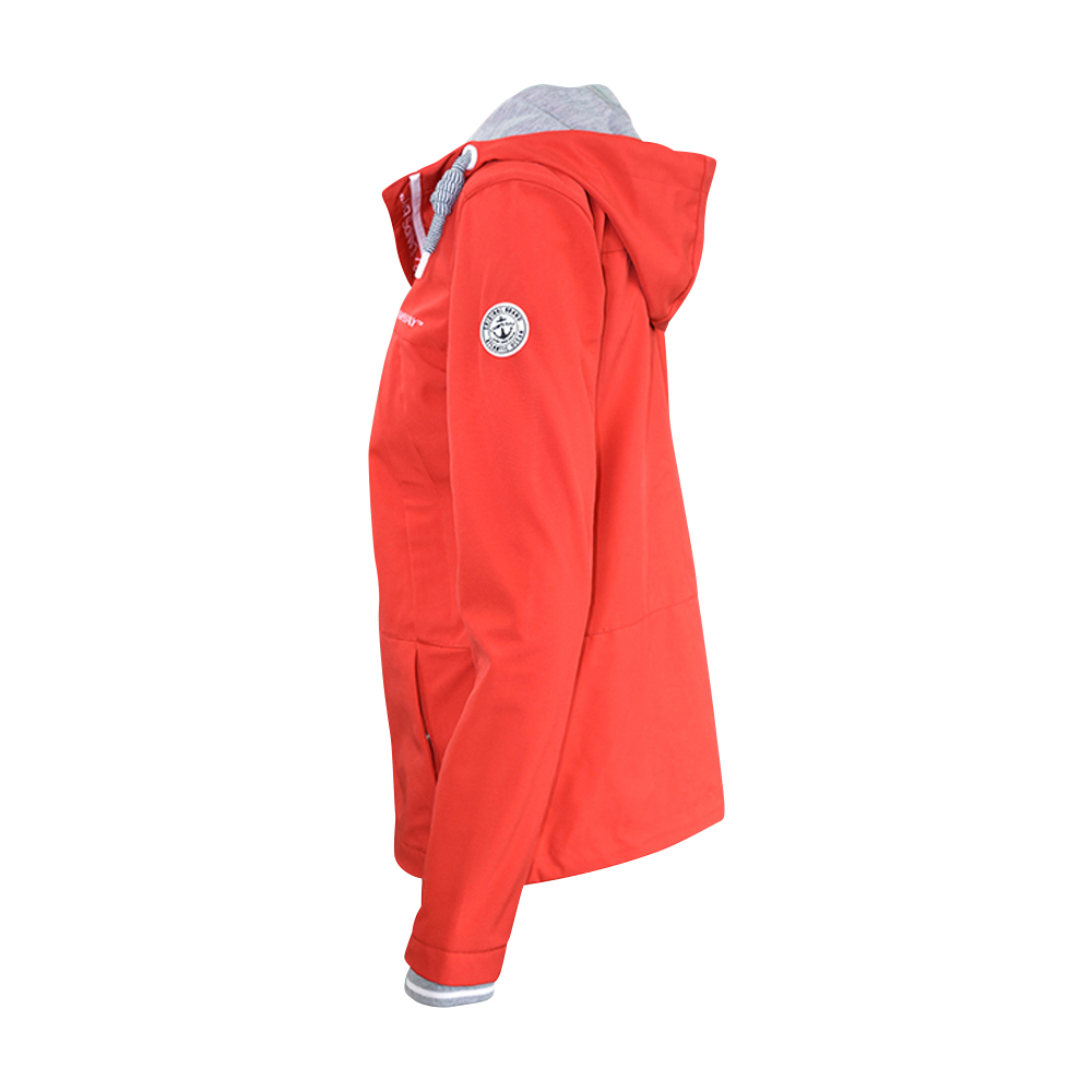 Weibliches Model mit CAMPS BAY Jacke in True Red