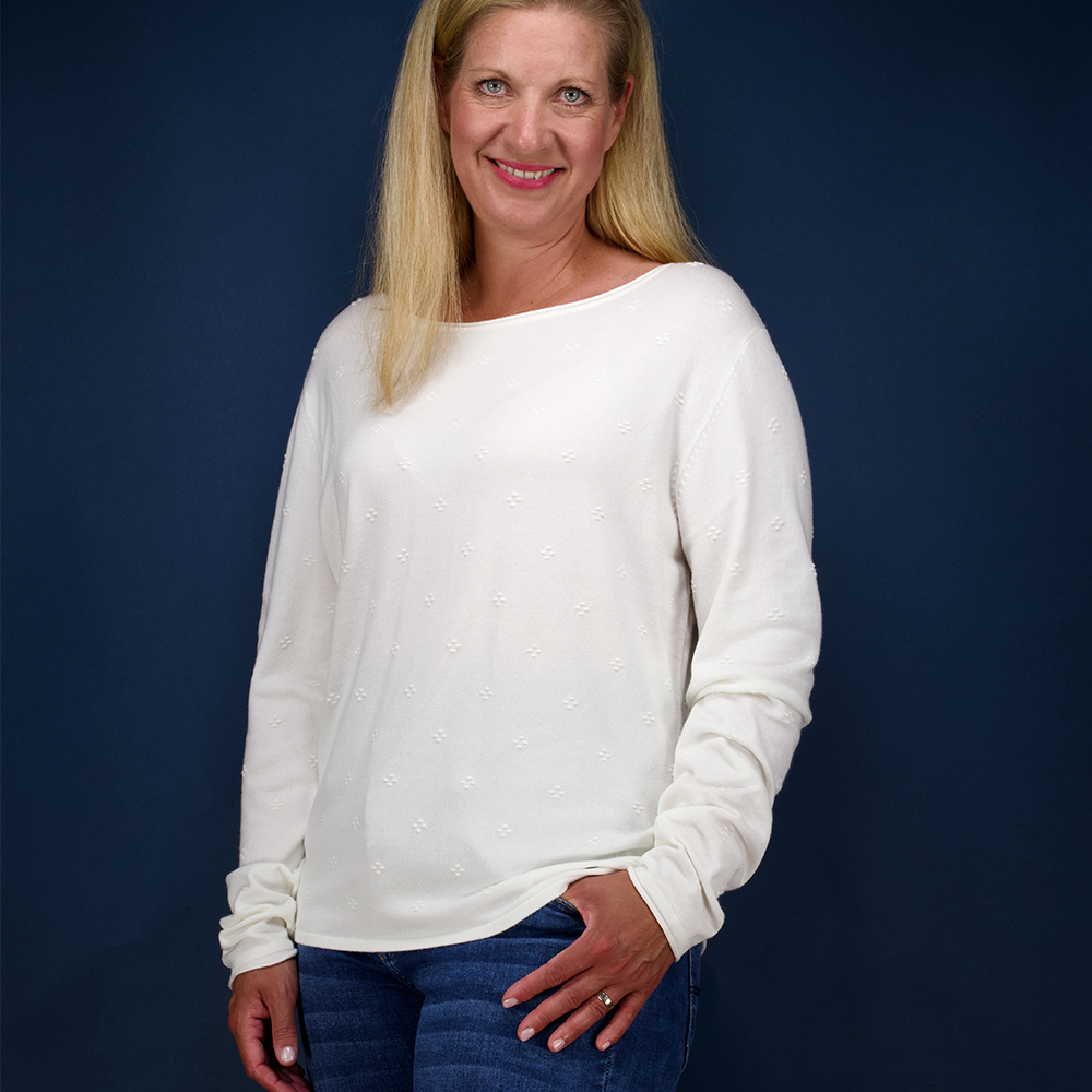 Weibliches Model mit CAMPS BAY Pullover in Cloud Dancer Offwhite