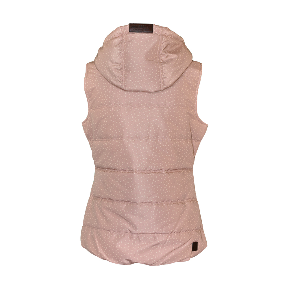 Weibliches Model mit ANKERBRAUT Weste in Rose