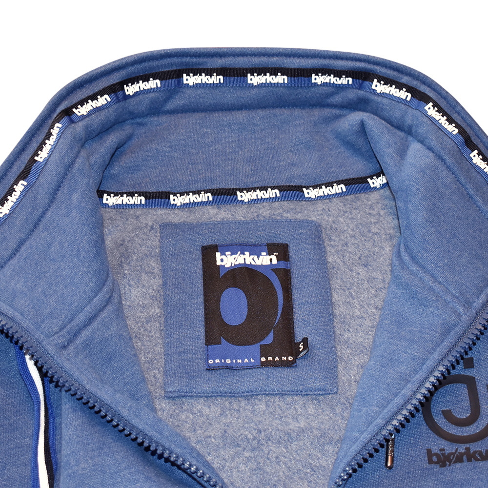Männliches Model mit Björkvin Sweatjacke in Blue Melange