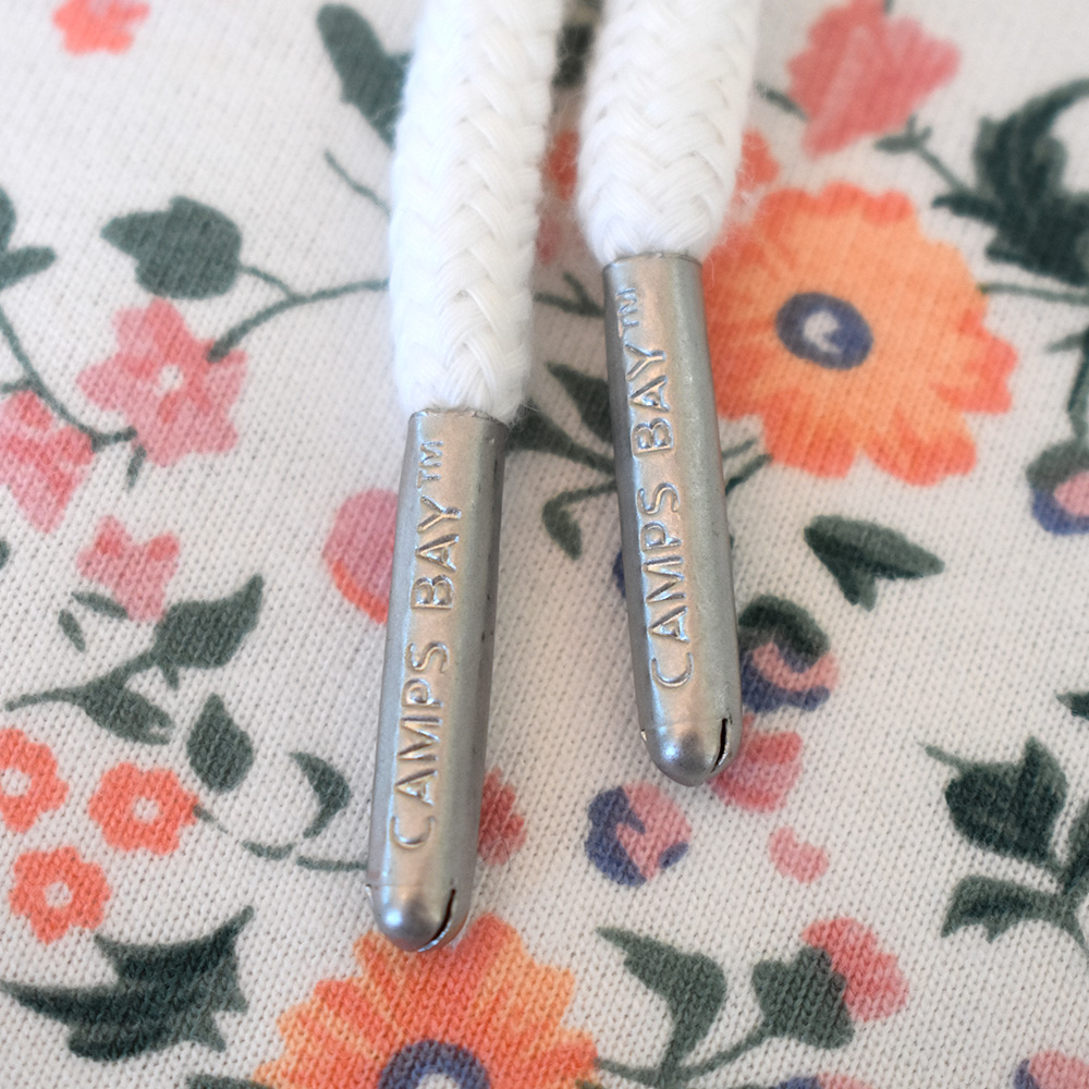 Weibliches Model mit CAMPS BAY Hoodie in Fusion Coral Flowers