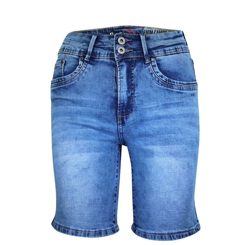 Weibliches Model mit CAMPS BAY Jeans-Shorts in mblue