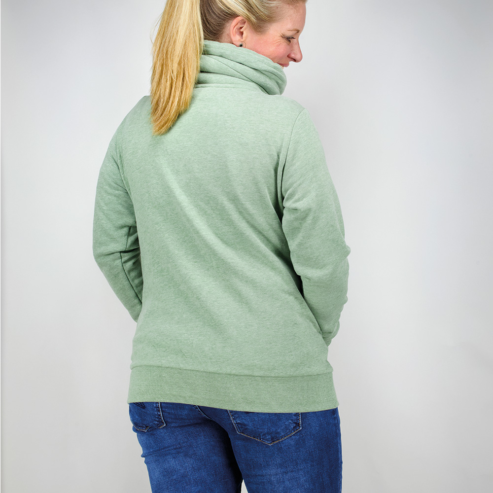 Weibliches Model mit CAMPS BAY Sweatjacke in Hedge Green