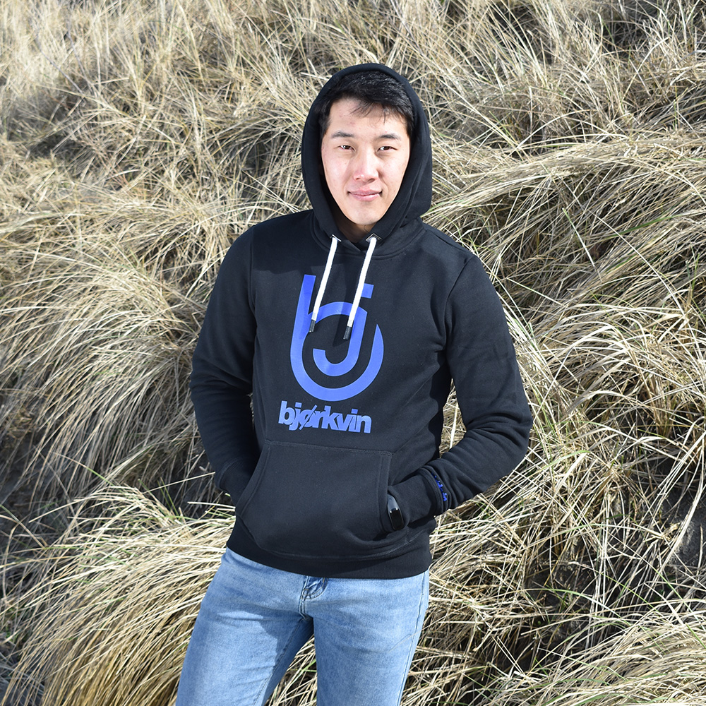 Männliches Model mit Björkvin Hoodie in Schwarz