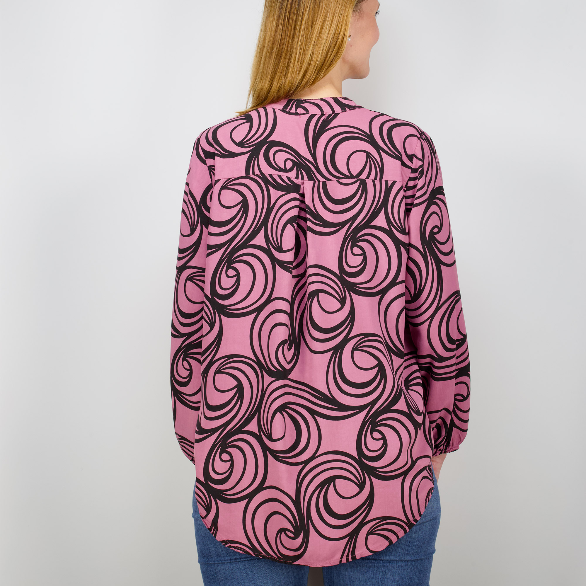 Weibliches Model mit Küstenzauber Bluse in Rose