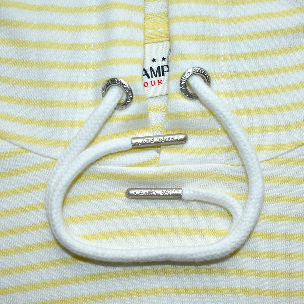 Weibliches Model mit CAMPS BAY Hoodie in Gelb-Weiss