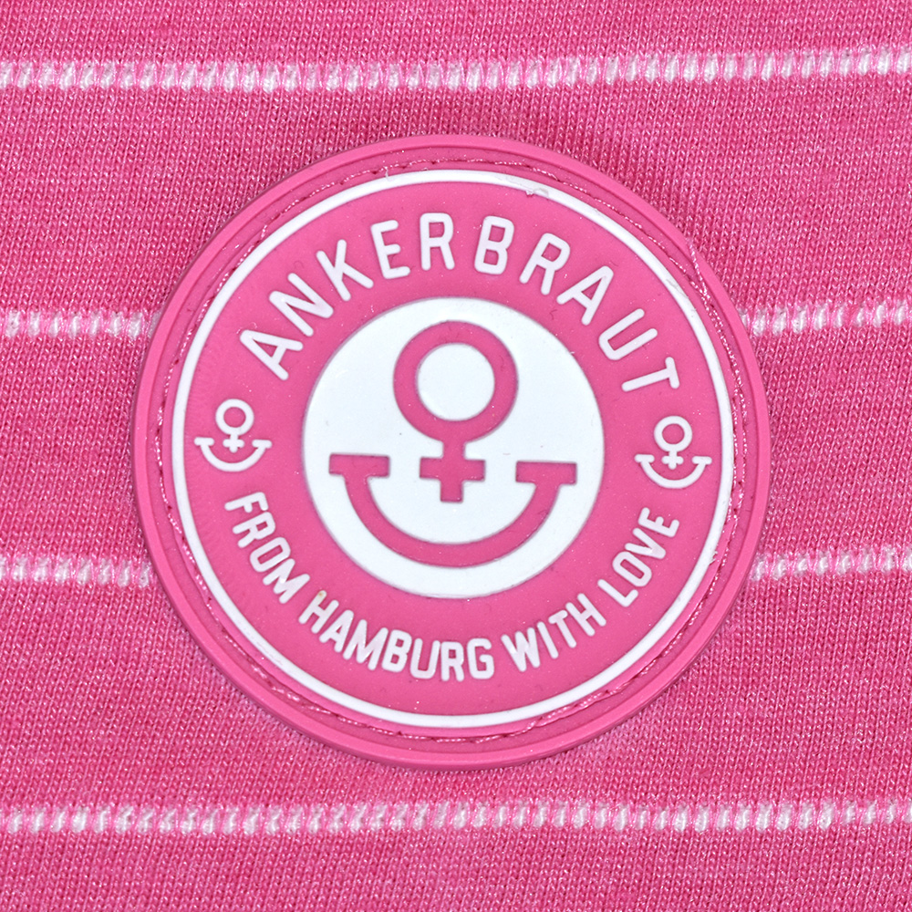 Weibliches Model mit ANKERBRAUT T-Shirt in Wild Orchid