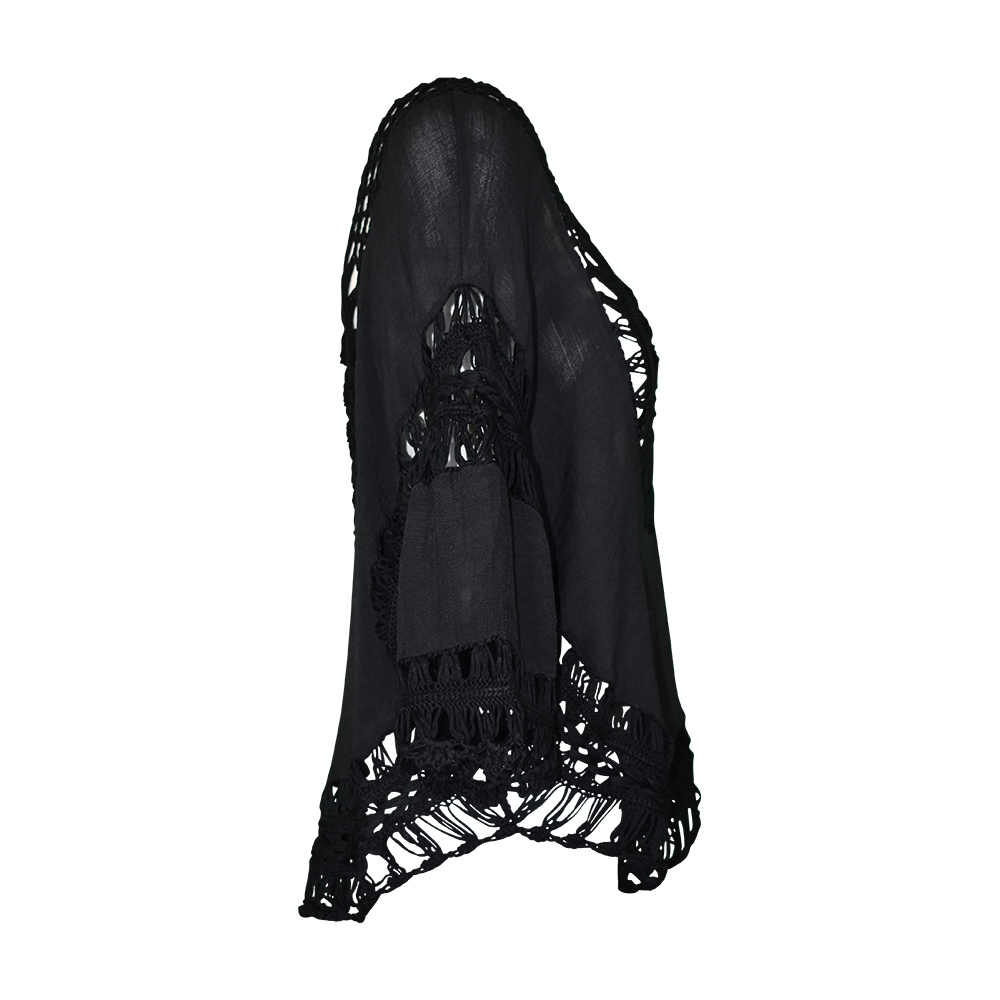 Weibliches Model mit CAMPS BAY Bluse in Schwarz