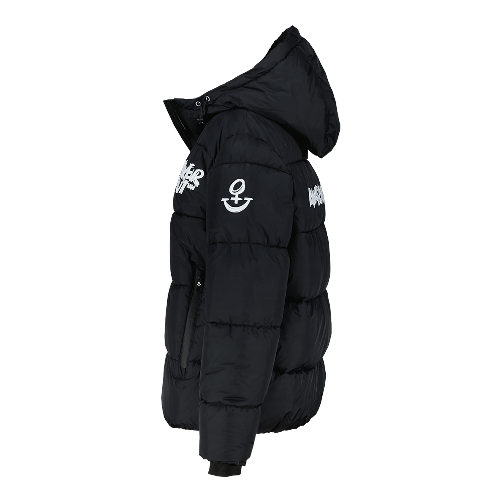 Weibliches Model mit ANKERBRAUT Jacke in Schwarz