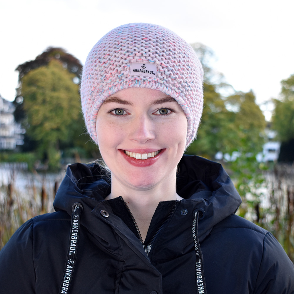 Weibliches Model mit ANKERBRAUT Mütze in Rose