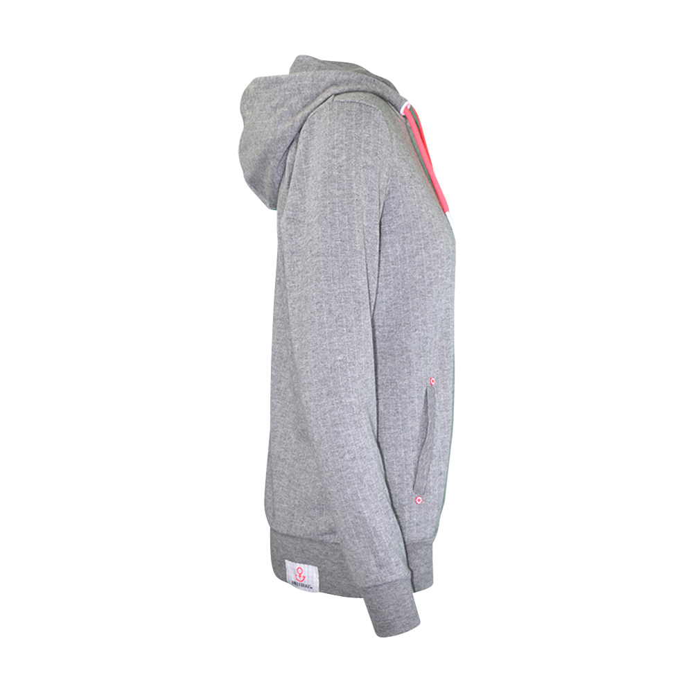 Weibliches Model mit ANKERBRAUT Hoodie in Grey Melange Pink