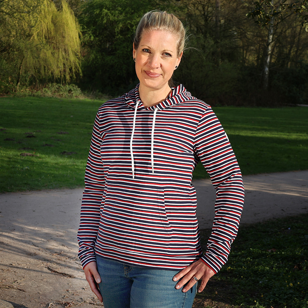 Weibliches Model mit CAMPS BAY Hoodie in Rot gestreift