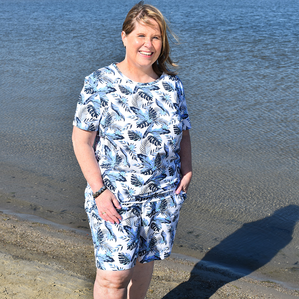 Weibliches Model mit CAMPS BAY Shorts in Aqua Sky