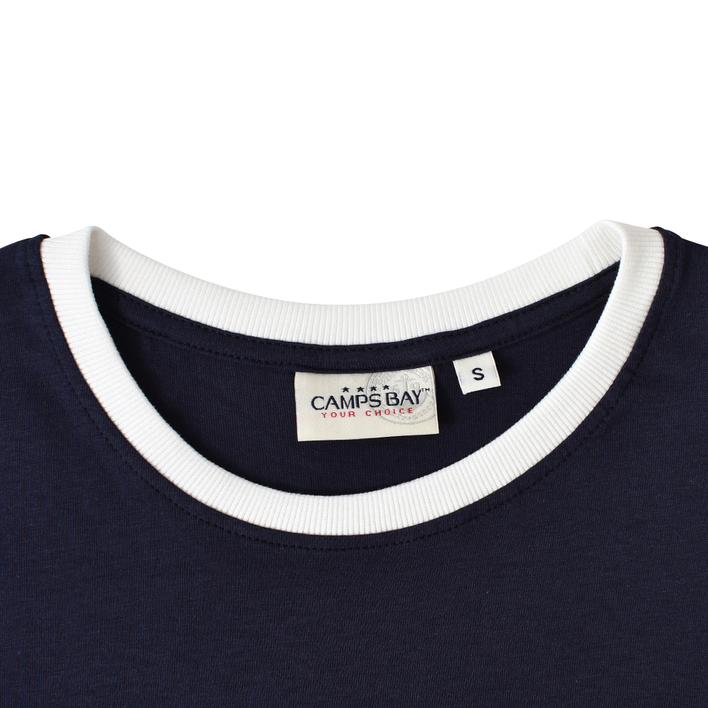 Männliches Model mit CAMPS BAY T-Shirt in Night Sky