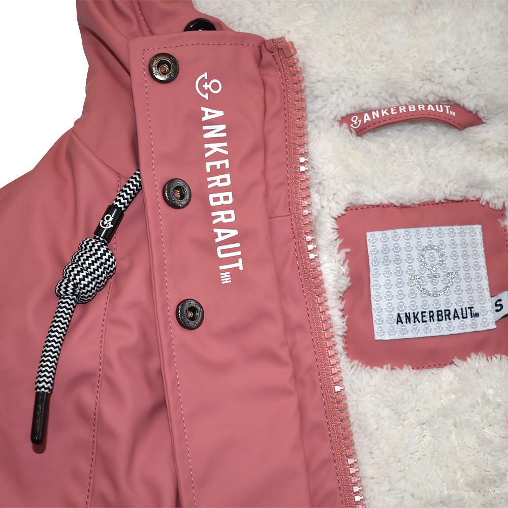 Weibliches Model mit ANKERBRAUT Wetterjacke in Dusty Rose