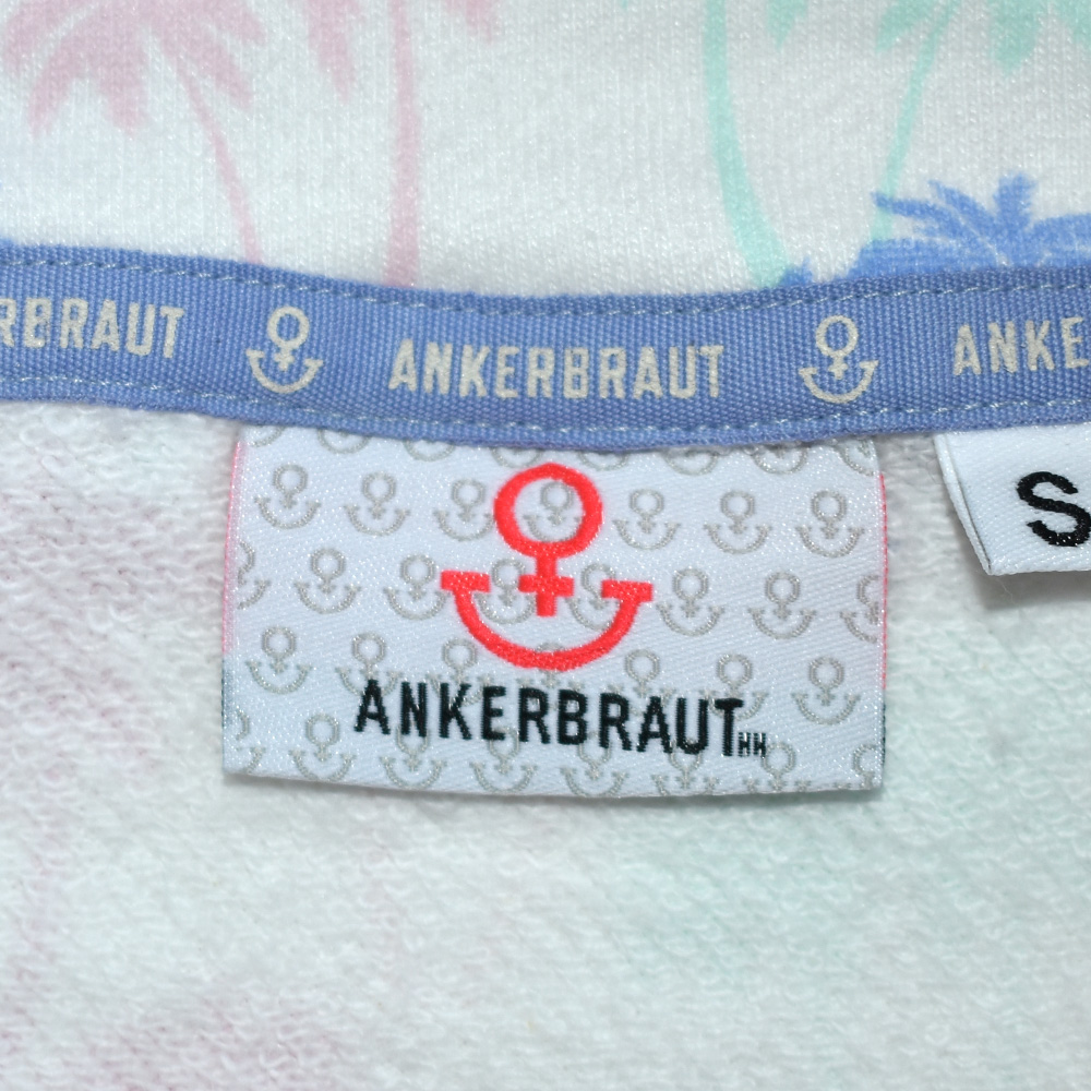 Weibliches Model mit ANKERBRAUT Strandkleid 