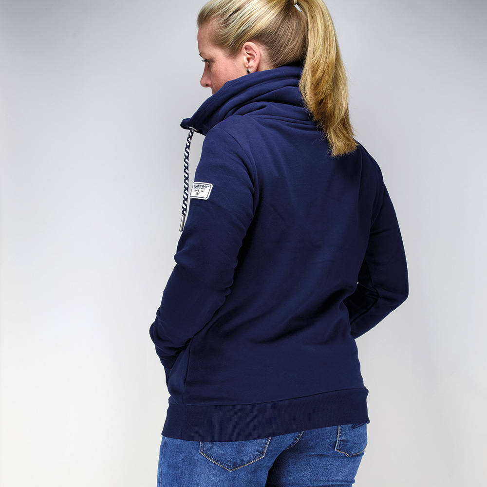 Weibliches Model mit CAMPS BAY Sweatjacke in Maritime Blue