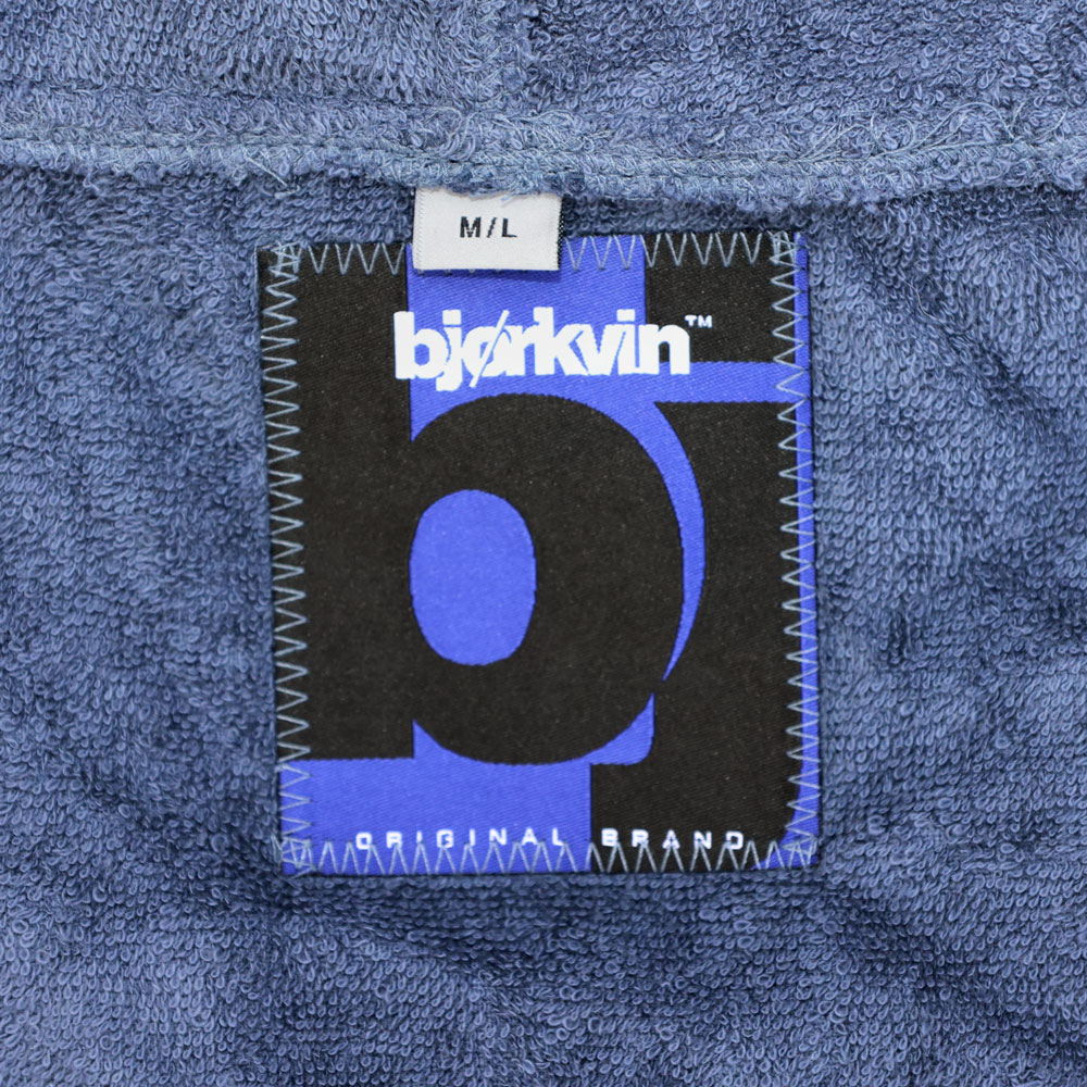 Männliches Model mit Björkvin Beach-Poncho in Grey-Blue