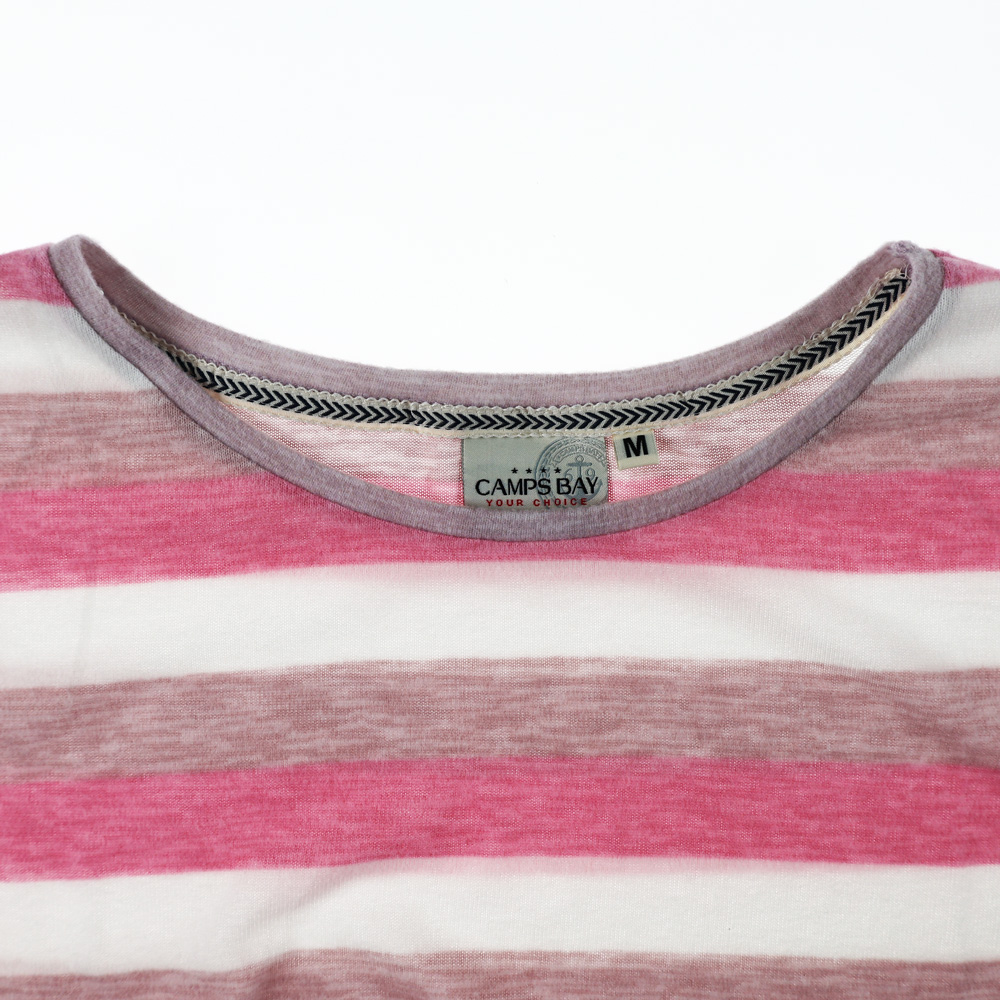 Weibliches Model mit CAMPS BAY Shirt in Rose Pink Stripe