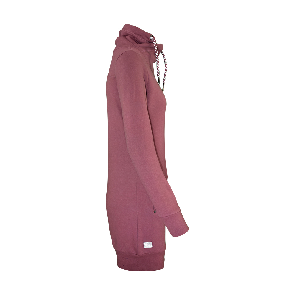 Weibliches Model mit CAMPS BAY Sweatkleid in Rose Brown