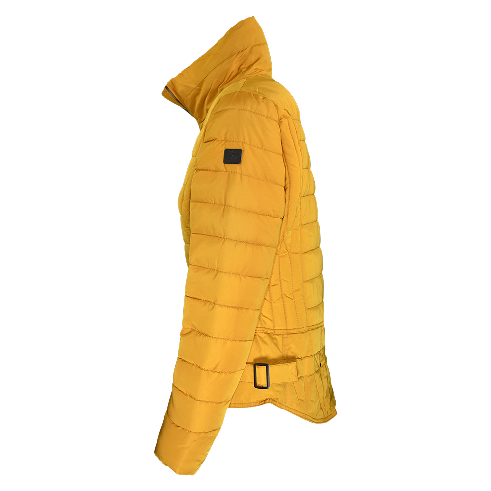 Weibliches Model mit CAMPS BAY Jacke in Golden Yellow