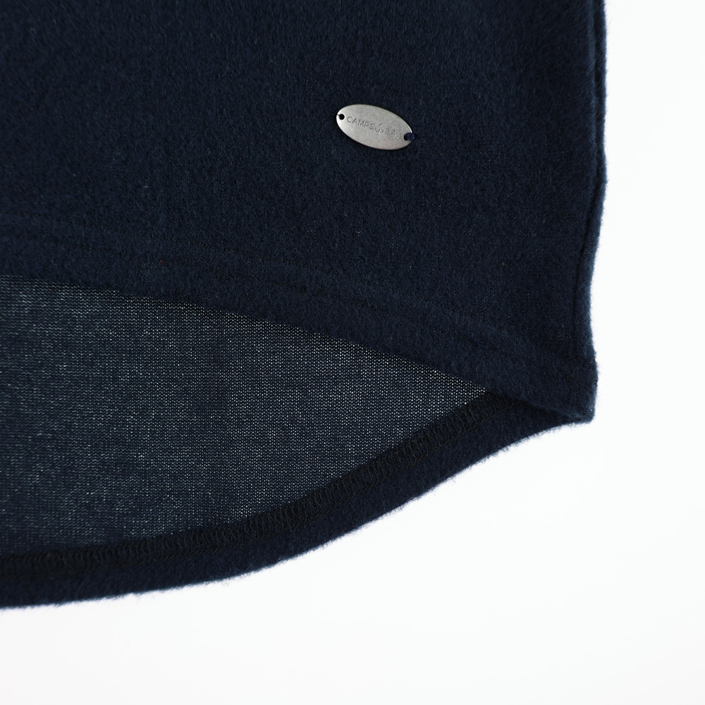 Weibliches Model mit CAMPS BAY Shirt in Navy Marl