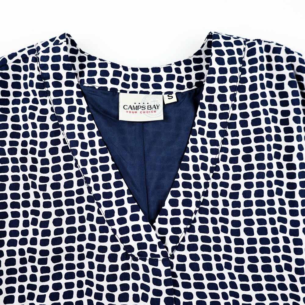 Weibliches Model mit CAMPS BAY Kurzarm-Kleid in White-Navy