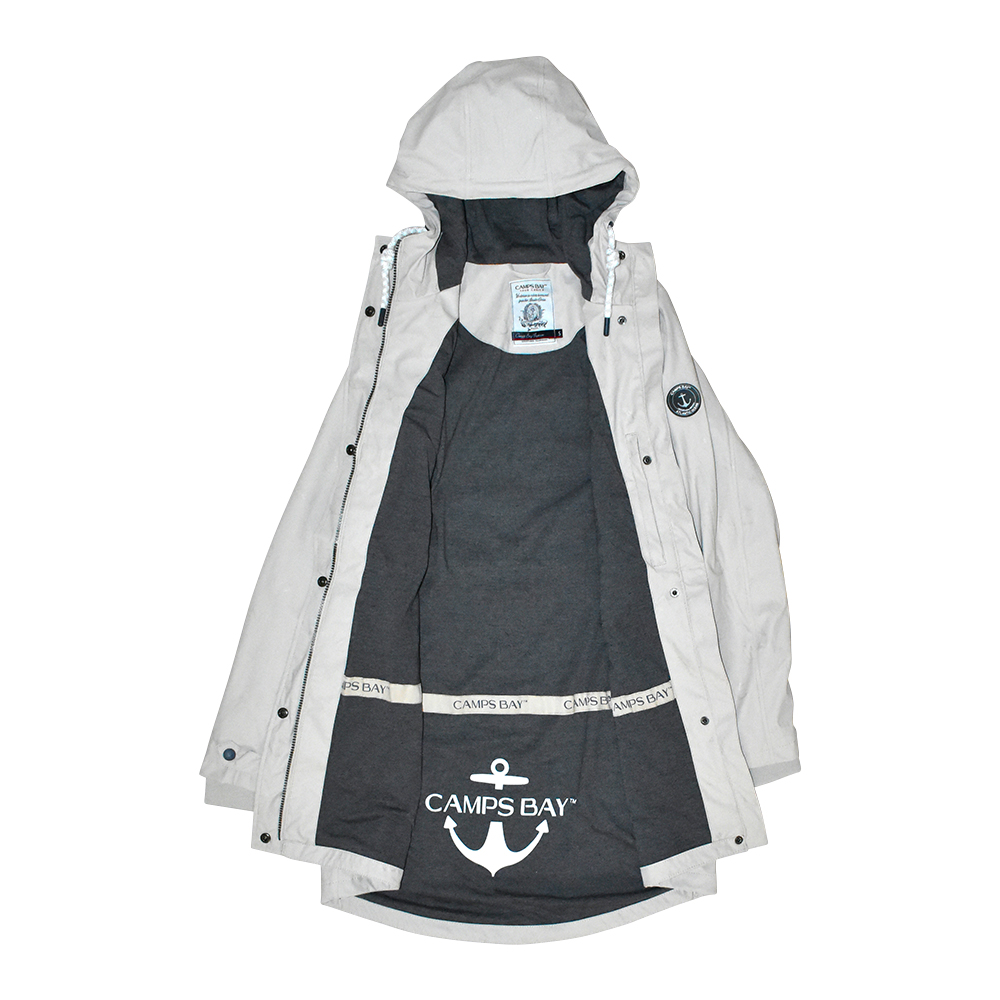 Weibliches Model mit CAMPS BAY Regenjacke in Pumic Stone