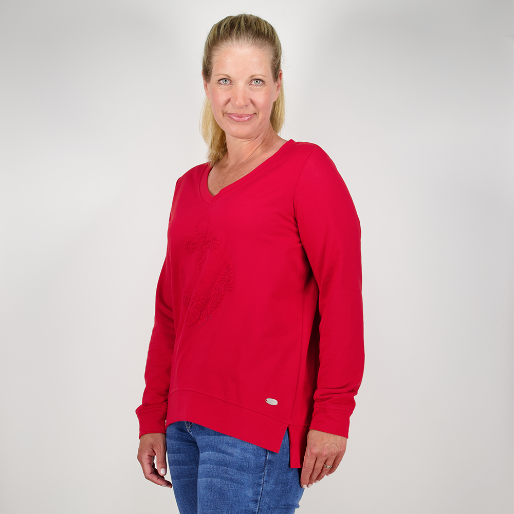 Model mit CAMPS BAY Shirt in Savvy Red