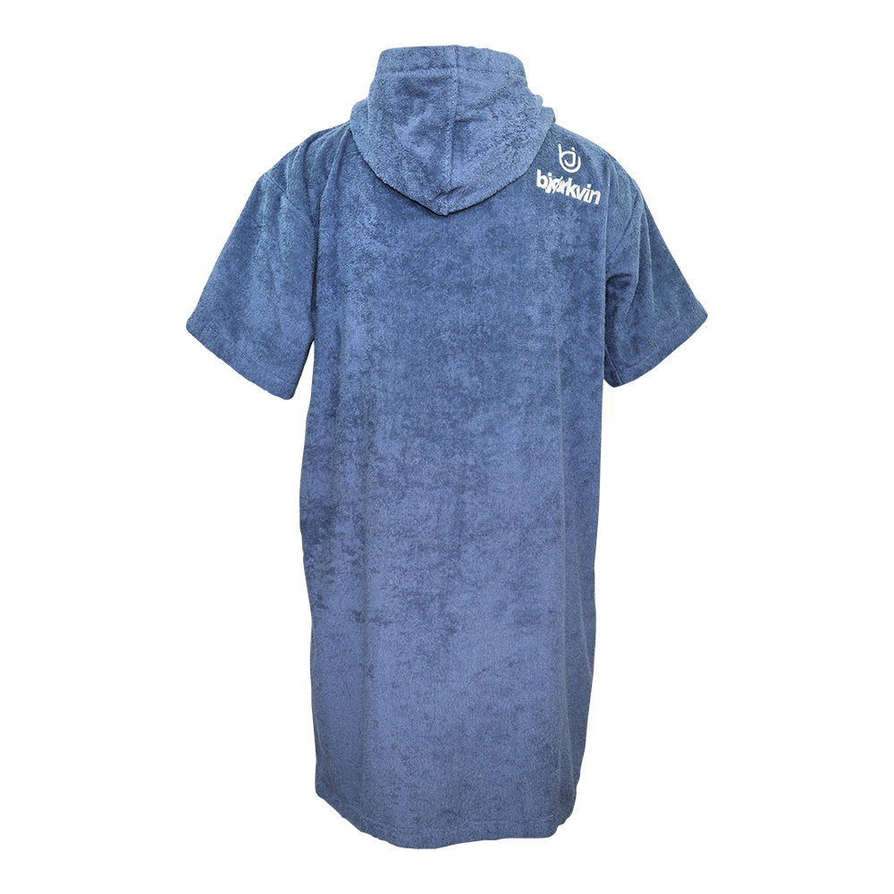 Männliches Model mit Björkvin Beach-Poncho in Grey-Blue