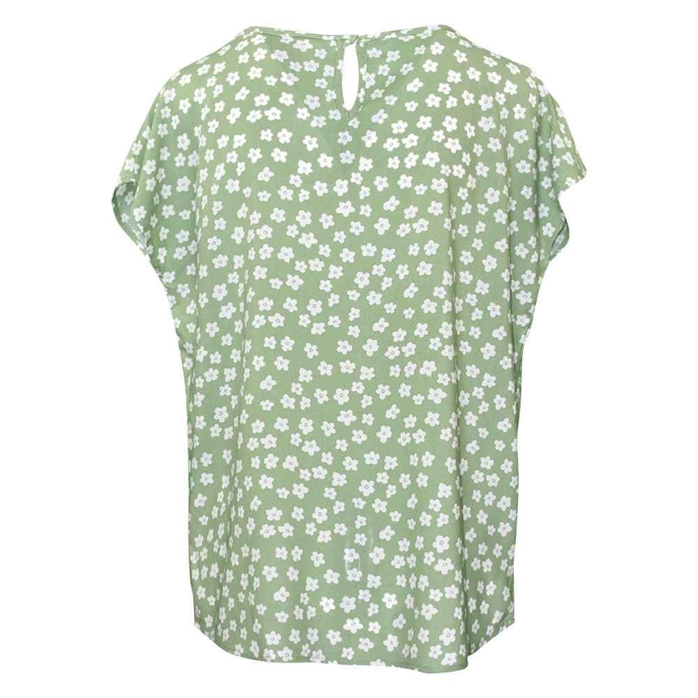Weibliches Model mit CAMPS BAY Bluse in Green Tea Flower