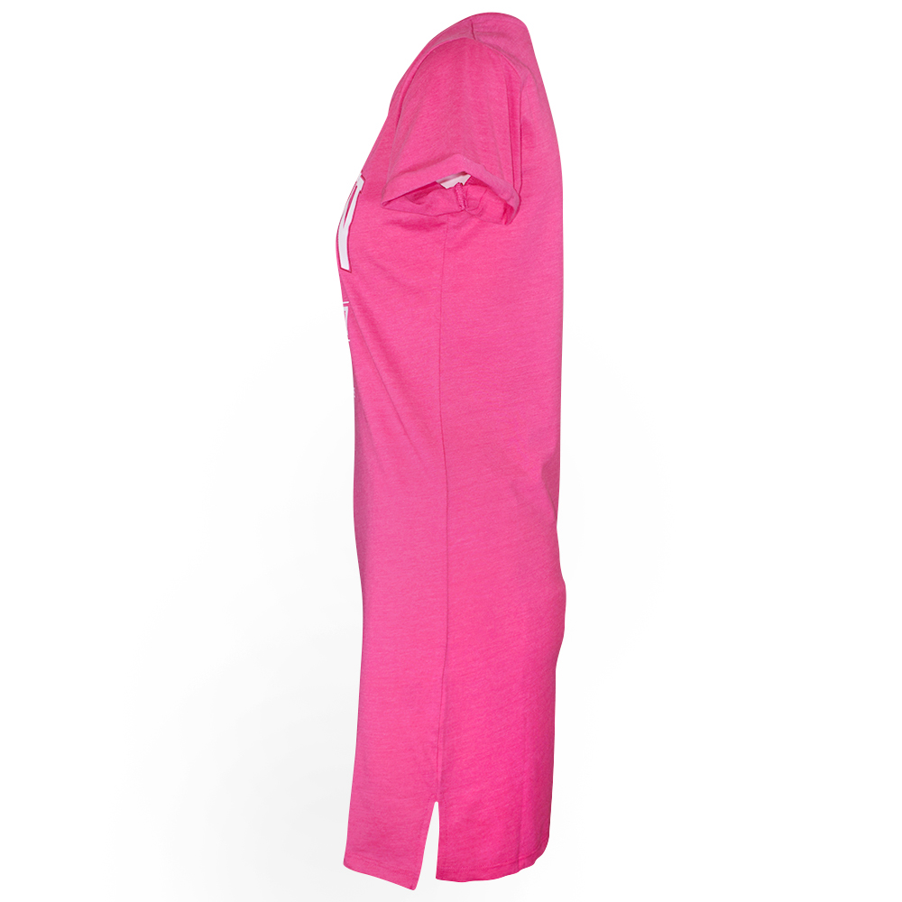 Weibliches Model mit Rock Your Day T-Shirt-Kleid in Pink Flambé Melange