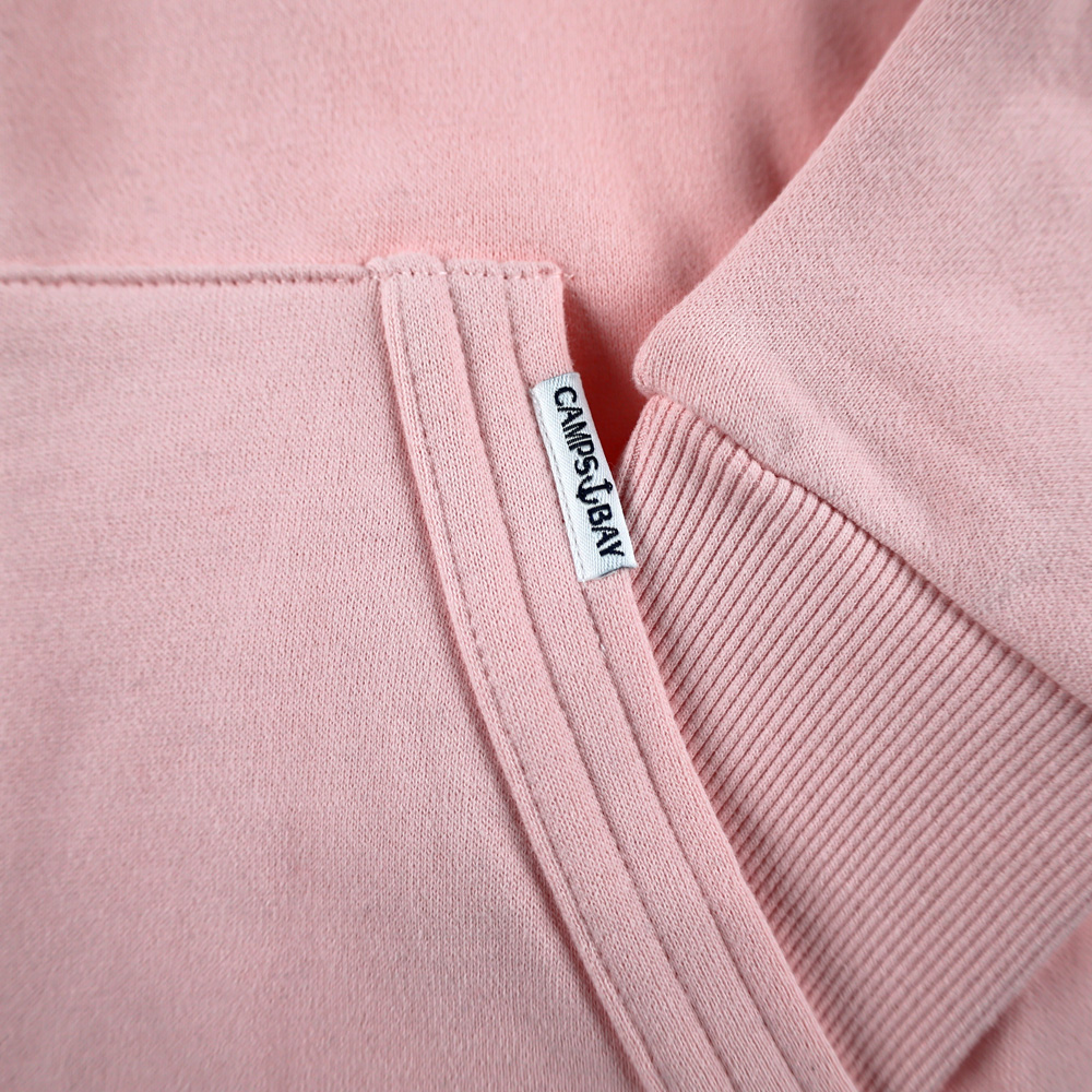 Weibliches Model mit CAMPS BAY Sweatjacke in Rosequartz