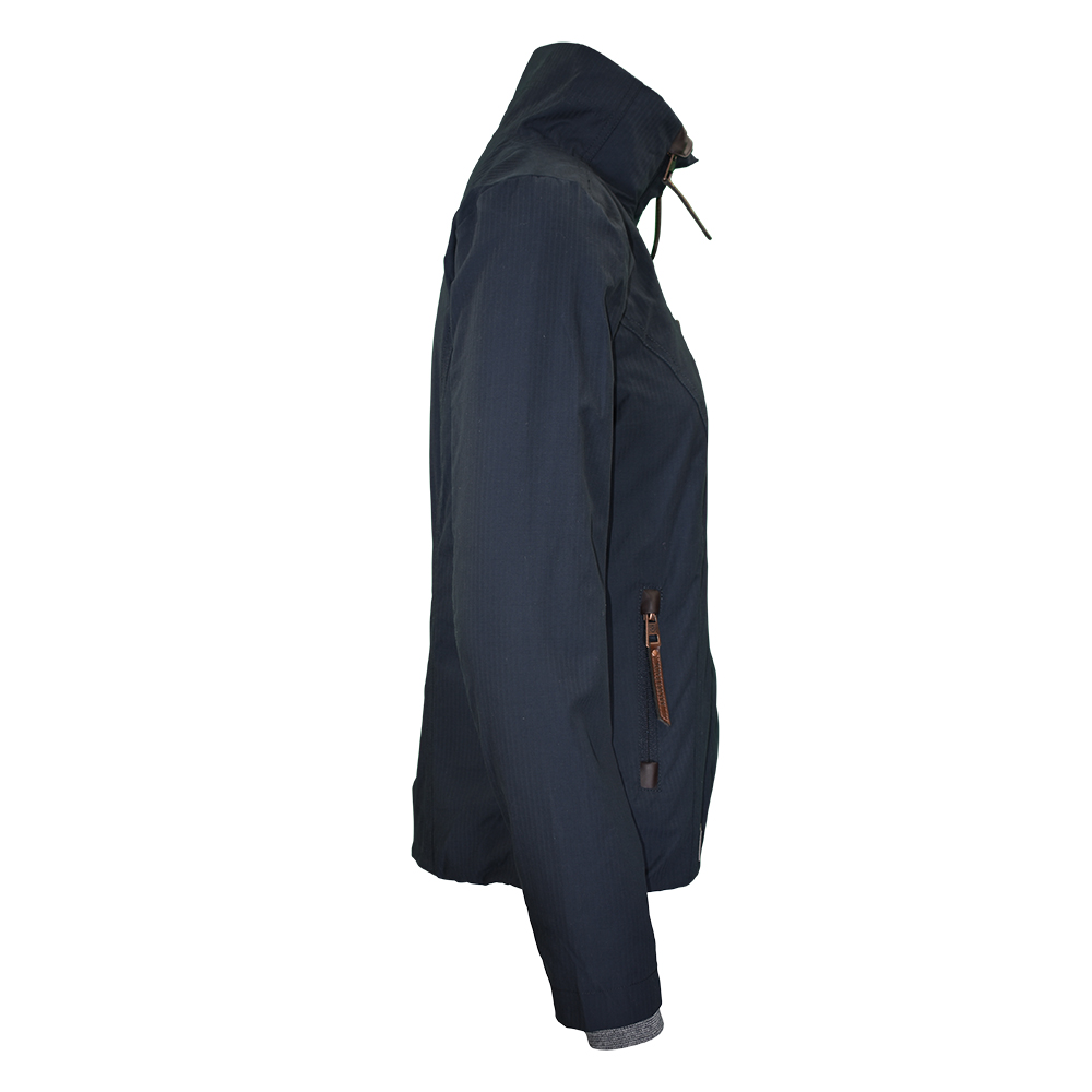 Weibliches Model mit ANKERBRAUT Jacke in Navy