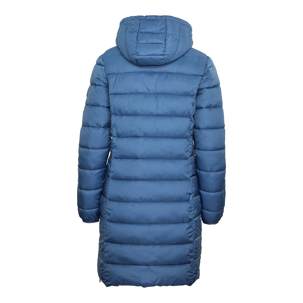 Weibliches Model mit CAMPS BAY Steppmantel in Bering Sea
