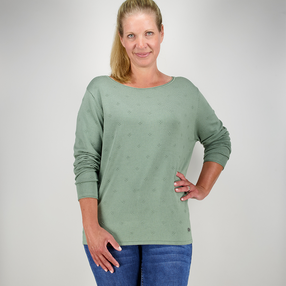 Weibliches Model mit CAMPS BAY Pullover 