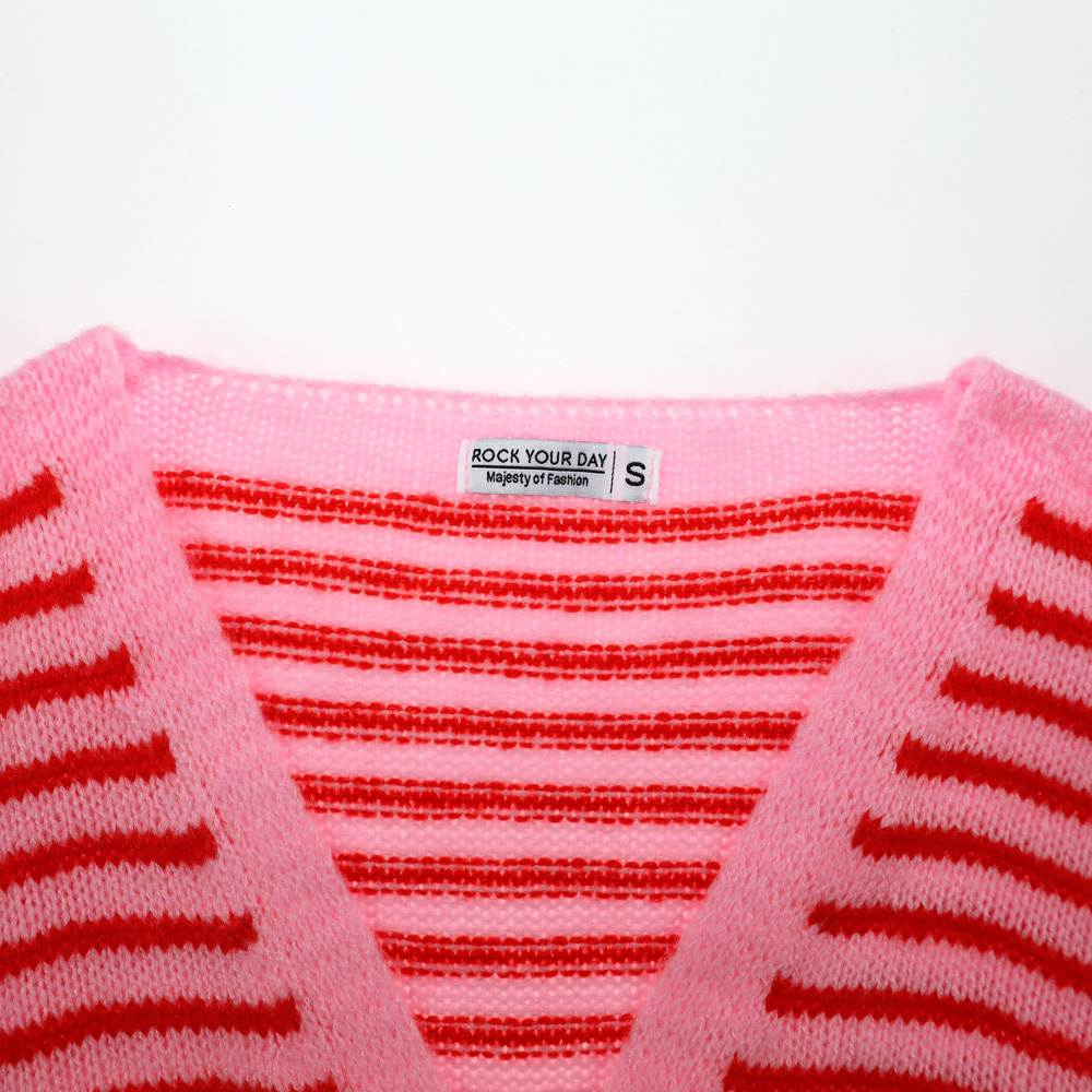 Weibliches Model mit Rock Your Day Strickjacke 