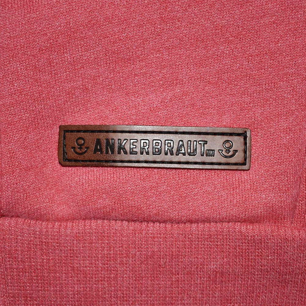 Weibliches Model mit ANKERBRAUT Long Sweatjacke in Red Melange